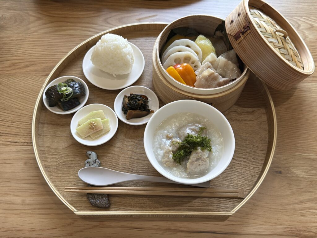 東京 新島「Bed＆Harvest Niijima」の朝食おかゆ