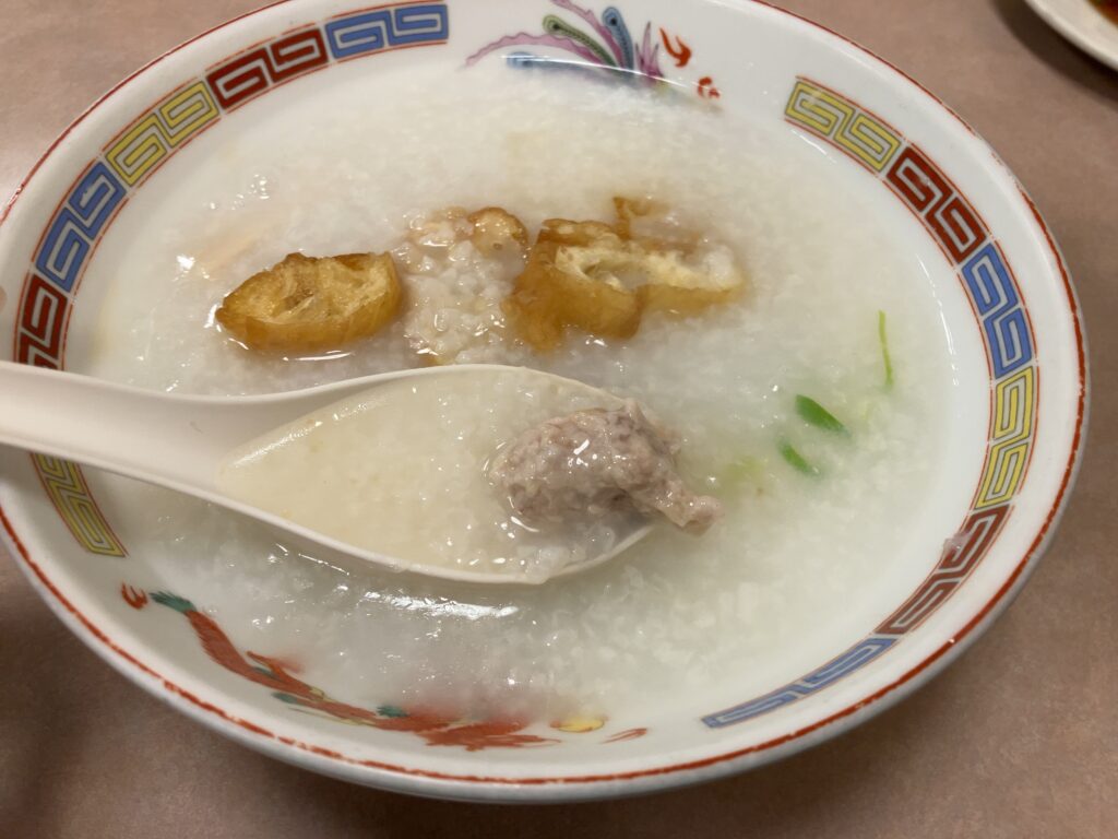 横浜中華街「安記」のおかゆをすくっている写真