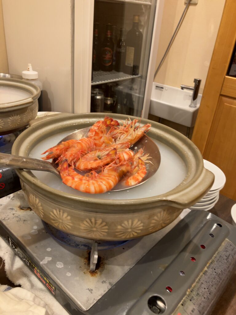 横浜中華街の「南粤美食」の「粥鍋・毋米粥・粥底火鍋」のおかゆをすくっている写真