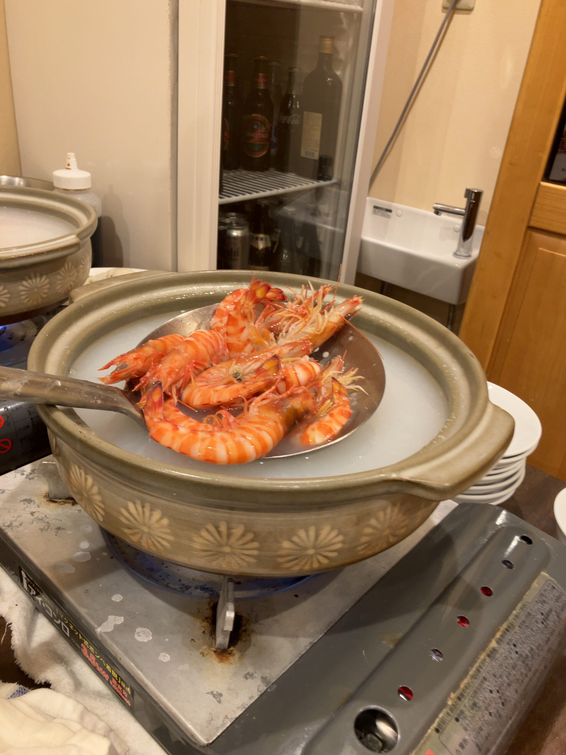 横浜中華街の「南粤美食」の「粥鍋・毋米粥・粥底火鍋」のおかゆをすくっている写真