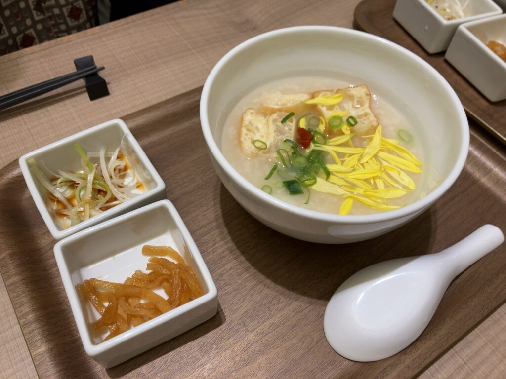 東京 青山・表参道「薬膳レストラン10ZEN 青山店」の薬膳粥の写真