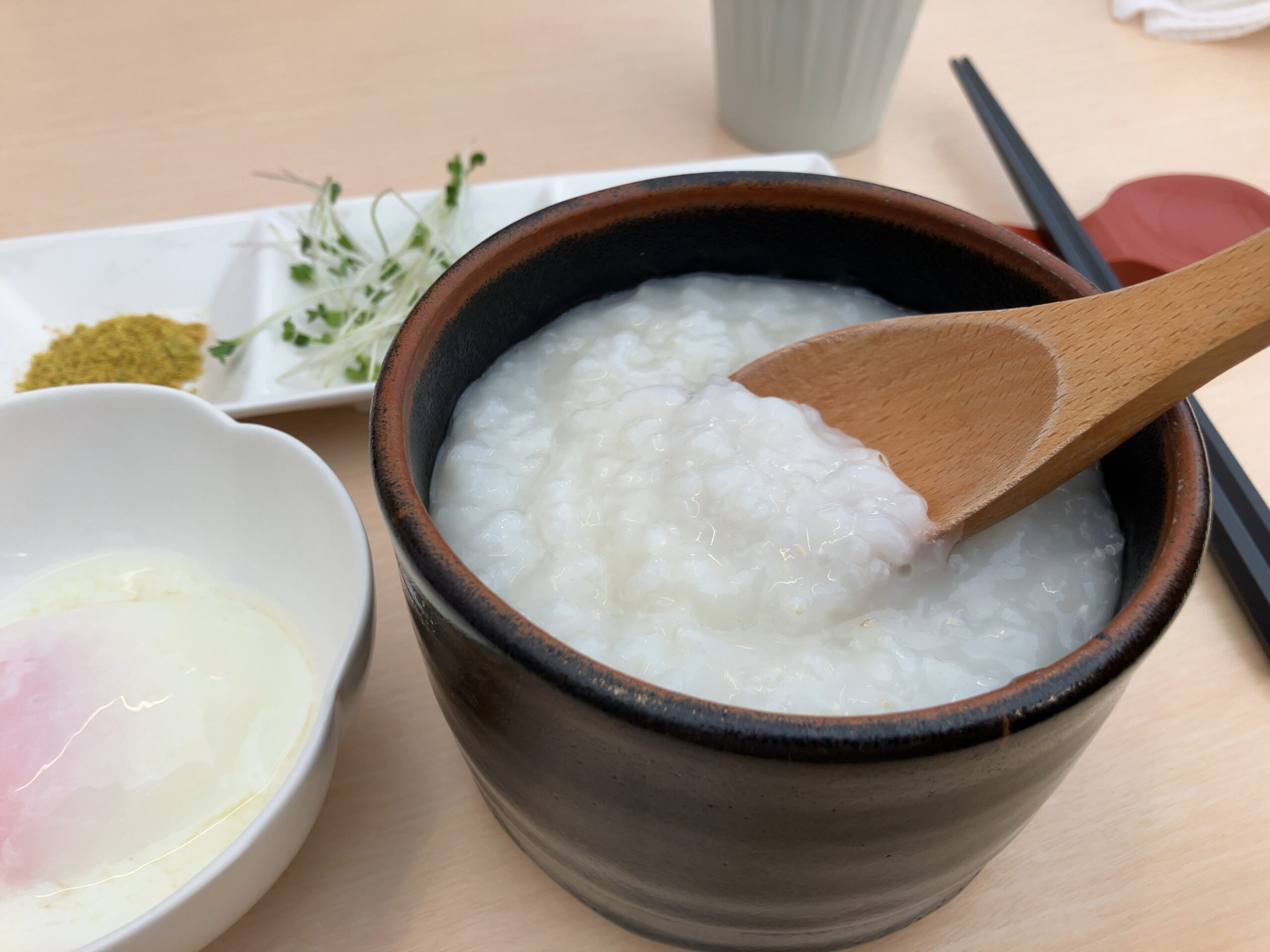 石川 金沢「本町ストラット」のおかゆをすくっている写真