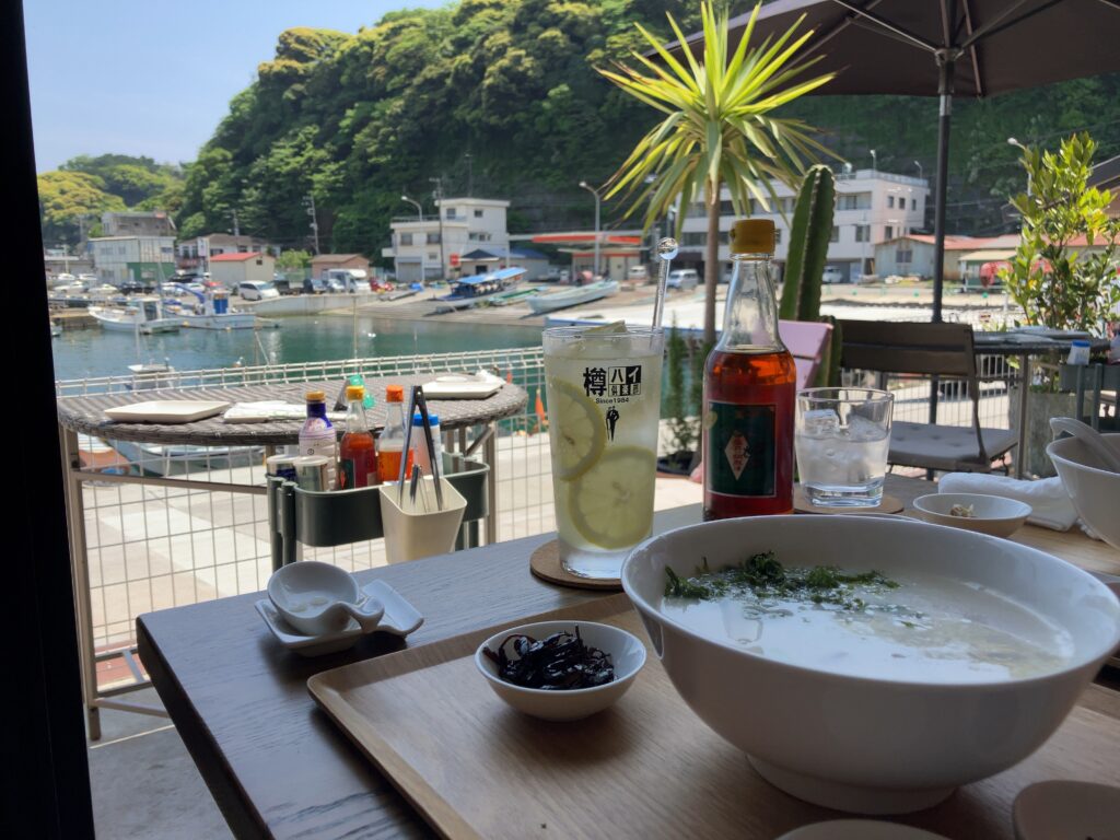 神奈川 真鶴「AMAYA-海女家-」で撮ったおかゆと景色の写真